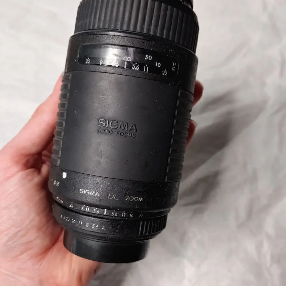 Sigma DL Zoom 75-300mm 1:4-5.6 Auto Focus Lens with Sun Shade